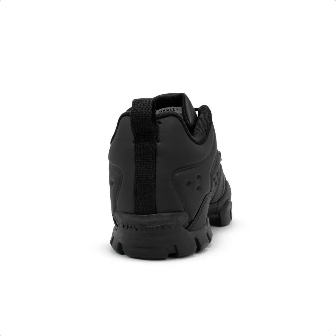 Vista traseira do Oakley Bridge destacando puxador no calcanhar e acolchoamento